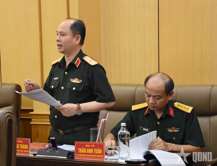Thiếu tướng, PGS, TS Nhâm Cao Thành, Tổng biên tập Tạp chí Quốc phòng toàn dân phát biểu tại hội nghị.