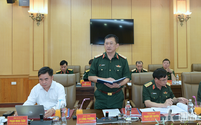 Trung tướng La Công Phương, Ủy viên Trung ương Đảng, Chính ủy Quân khu 1 phát biểu tại hội thảo.
