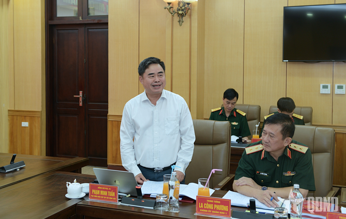  PGS, TS Phạm Minh Tuấn, Phó tổng biên tập Tạp chí Cộng sản phát biểu tại hội thảo.