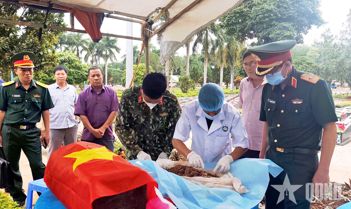 Thiếu tướng Lương Đình Chung, Bí thư Đảng ủy, Chính ủy Quân khu 5 (ngoài cùng, bên phải) kiểm tra công tác lấy mẫu sinh phẩm tại Nghĩa trang Liệt sĩ Đức Cơ.