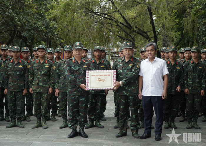 Đồng chí Hồ Văn Niên trao quà tặng Đội K53.