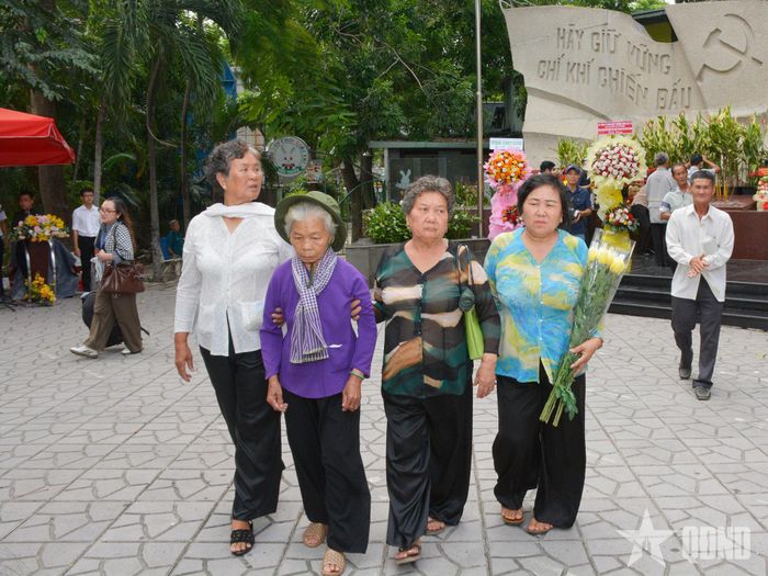 Bà Nguyễn Thị Lệ (thứ hai, từ trái sang) cùng thân nhân tại Công viên Lê Thị Riêng.