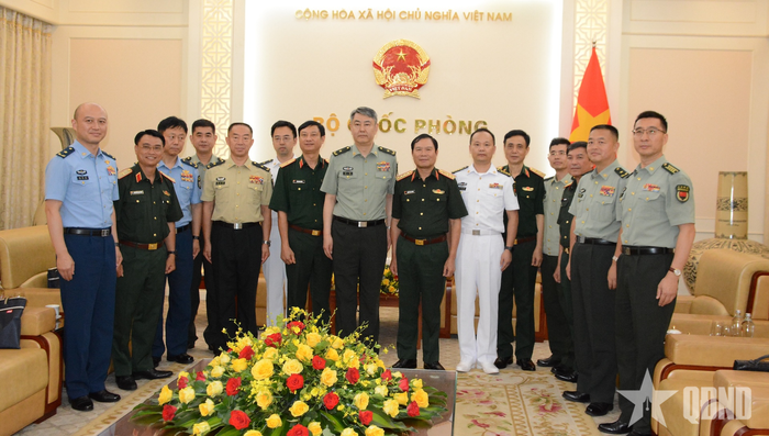  Đại tướng Nguyễn Tân Cương và Thiếu tướng Lưu Khải cùng các đại biểu. 