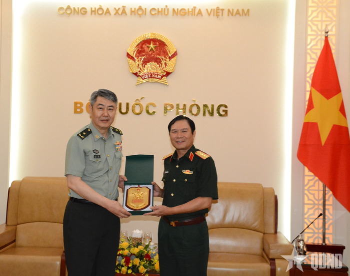  Đại tướng Nguyễn Tân Cương tặng Thiếu tướng Lưu Khải quà lưu niệm. 