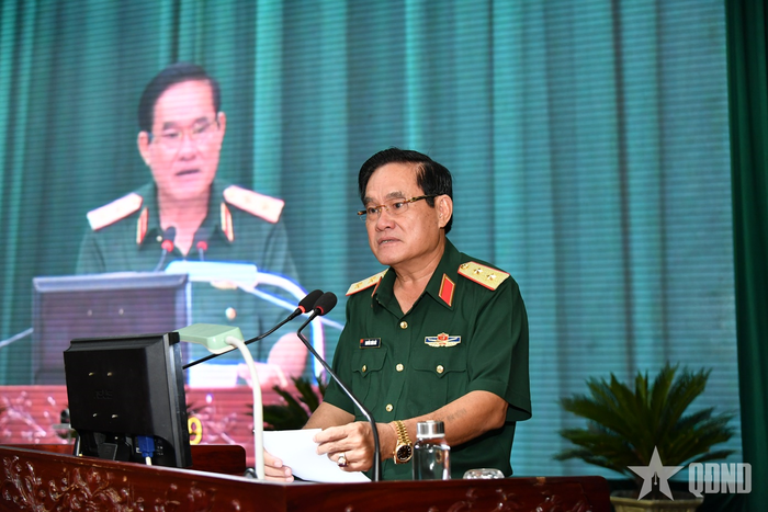 Trung tướng Nguyễn Xuân Dắt, Tư lệnh Quân khu 9 phát biểu chỉ đạo hội nghị.
