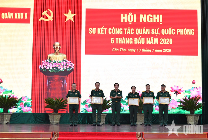 Thừa ủy quyền của Bộ Quốc phòng, Trung tướng Nguyễn Xuân Dắt trao Bằng khen của Bộ trưởng Bộ Quốc phòng tặng các tập thể, cá nhân có thành tích xuất sắc trong thực hiện sắp xếp đơn vị hành chính các cấp và hoạt động của chính quyền địa phương 2 cấp.