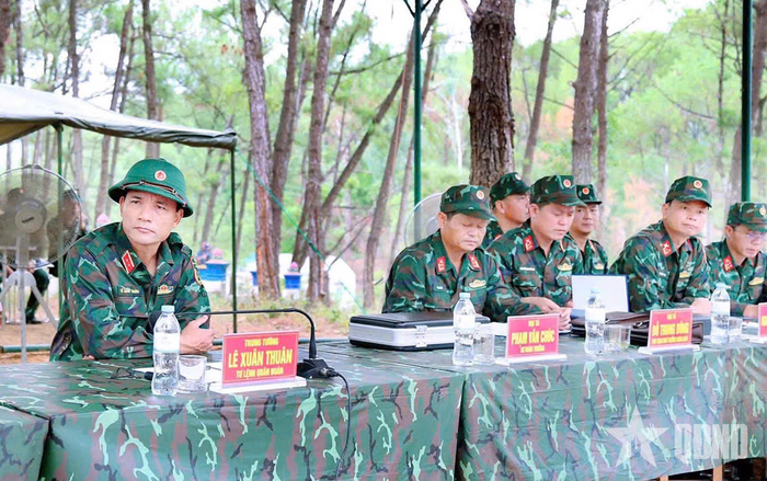 Trung tướng Lê Xuân Thuân (ngoài cùng bên trái) kiểm tra công tác chuẩn bị và thực hành diễn tập.