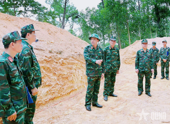 Trung tướng Lê Xuân Thuân kiểm tra khu vực diễn tập.
