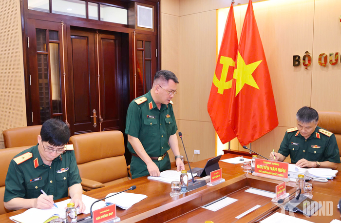 Thiếu tướng Nguyễn Tiền Giang, Phó tư lệnh, Tham mưu trưởng Bộ tư lệnh 86 trình bày báo cáo trung tâm tại hội nghị.