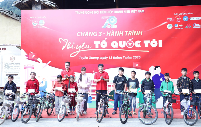 Không chỉ mang ý nghĩa giáo dục truyền thống, chương trình còn dành nhiều nguồn lực thiết thực chăm lo đời sống người dân và thanh thiếu nhi vùng biên giới. 