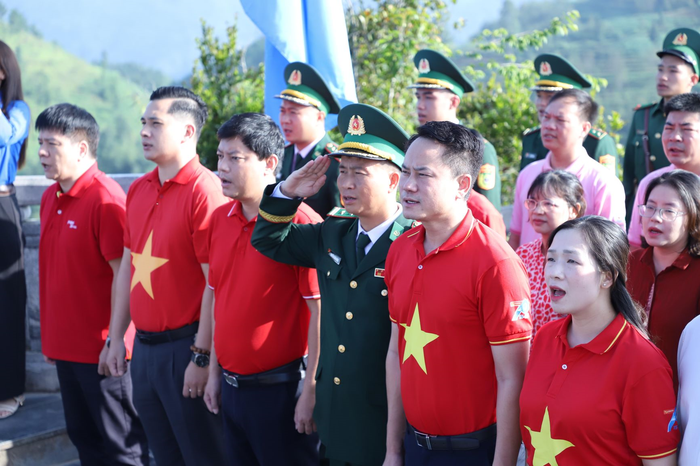  Khởi động chặng 3 Hành trình “Tôi yêu Tổ quốc tôi” là lễ chào cờ trang nghiêm. 