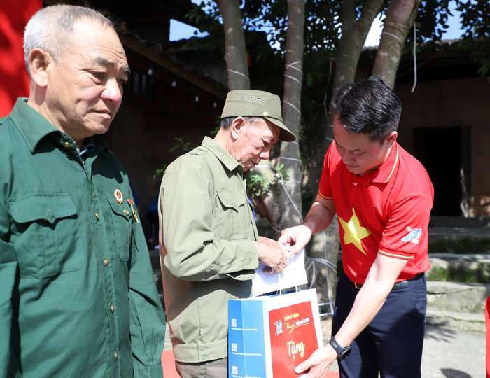 Nhiều phần quà thiết thực được trao tặng tại chương trình.