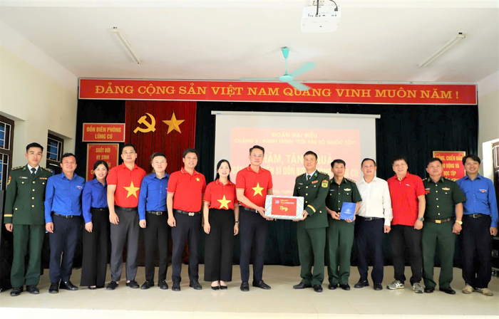 Đồng chí Nguyễn Kim Quy, Bí thư Trung ương Đoàn, Phó chủ tịch Thường trực Hội Liên hiệp Thanh niên Việt Nam trao quà tặng cán bộ, chiến sĩ Đồn Biên phòng Lũng Cú.