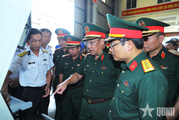 Thượng tướng Phạm Hoài Nam và các đại biểu kiểm tra công tác nghiên cứu, chế tạo, sản xuất vũ khí trang bị kỹ thuật tại Nhà máy Z173.