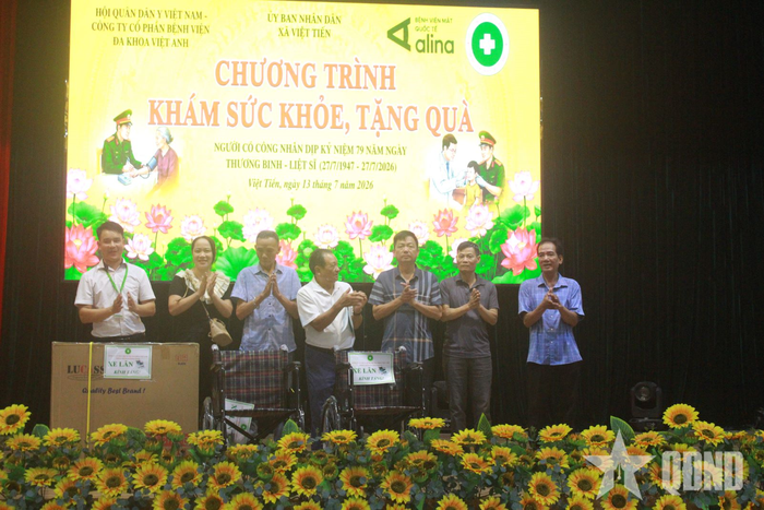 Trao quà tặng người có công và thân nhân liệt sĩ.