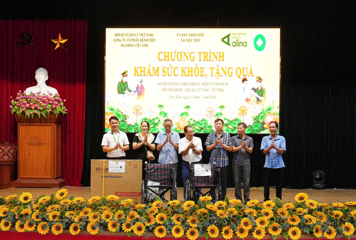 Trao quà tặng người có công và thân nhân liệt sĩ. 