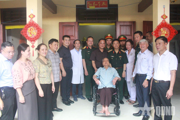 Đoàn công tác thăm hỏi, động viên, khám bệnh cho các trường hợp không thể đến địa điểm khám.