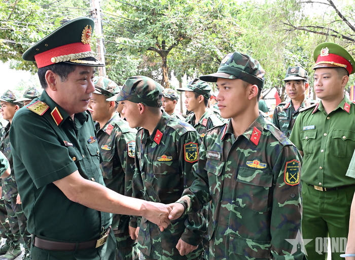  Thượng tướng Nguyễn Văn Gấu động viên cán bộ, chiến sĩ Đội K53 và các lực lượng tìm kiếm, quy tập hài cốt liệt sĩ tại khu vực đường Trường Chinh.