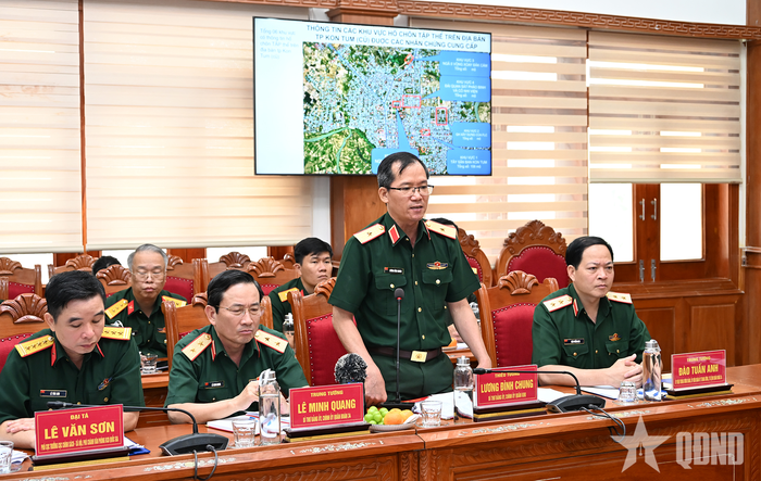 Thiếu tướng Lương Đình Chung, Bí thư Đảng ủy, Chính ủy Quân khu 5 phát biểu. 