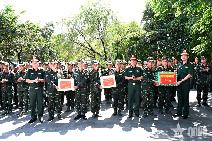  Thượng tướng Nguyễn Văn Gấu và lãnh đạo Quân khu 5, Quân đoàn 34 trao quà tặng Đội K53.