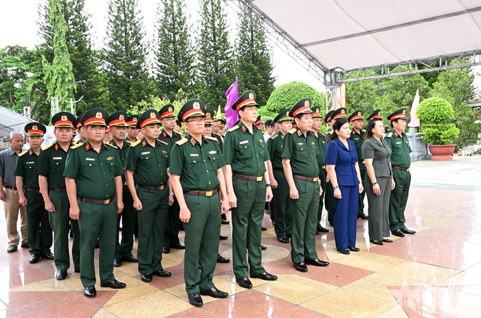  Thượng tướng Nguyễn Văn Gấu và các đại biểu dâng hoa, dâng hương tại Nghĩa trang Liệt sĩ phường Đăk Cấm. 