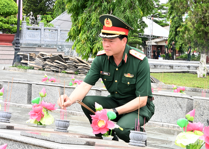  Trung tướng Đào Tuấn Anh, Ủy viên Trung ương Đảng, Tư lệnh Quân đoàn 34 thắp hương tại Nghĩa trang Liệt sĩ phường Đăk Cấm.