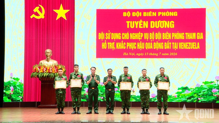 Thủ trưởng Bộ tư lệnh Bộ đội Biên phòng và Thiếu tướng Phạm Văn Tỵ trao Bằng khen của Bộ Quốc phòng tặng 5 cá nhân thuộc đội công tác.