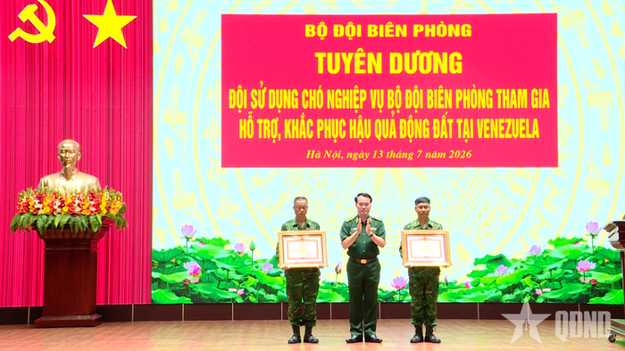  Thừa ủy quyền của Thủ tướng Chính phủ, Trung tướng Vũ Trung Kiên trao Bằng khen của Thủ tướng Chính phủ tặng 2 cá nhân.