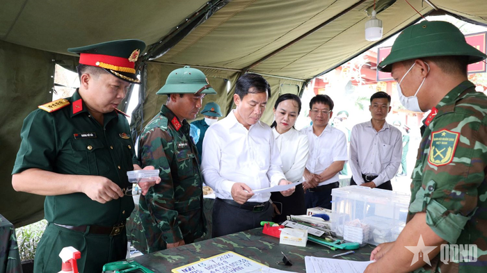 Đồng chí Nguyễn Văn Phương kiểm tra công tác lấy mẫu, số hóa thông tin và bàn giao mẫu hài cốt liệt sĩ tại Nghĩa trang Liệt sĩ quốc gia Đường 9.