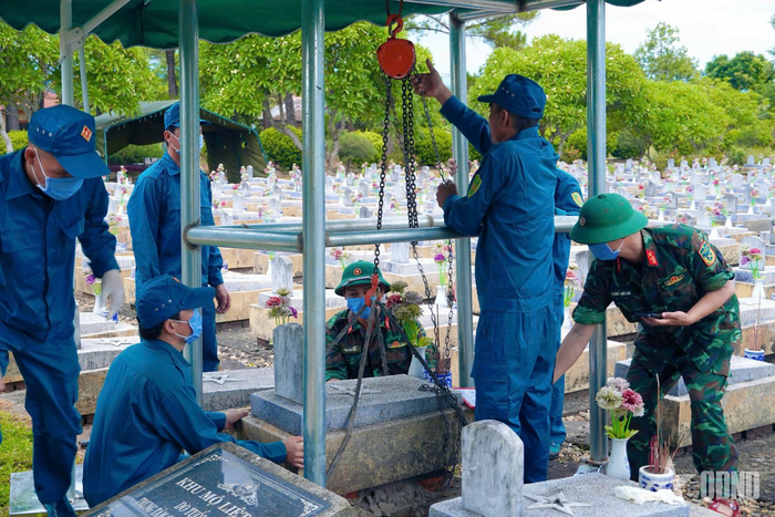 Các lực lượng triển khai lấy mẫu phục vụ công tác giám định ADN tại Nghĩa trang Liệt sĩ Vĩnh Linh.