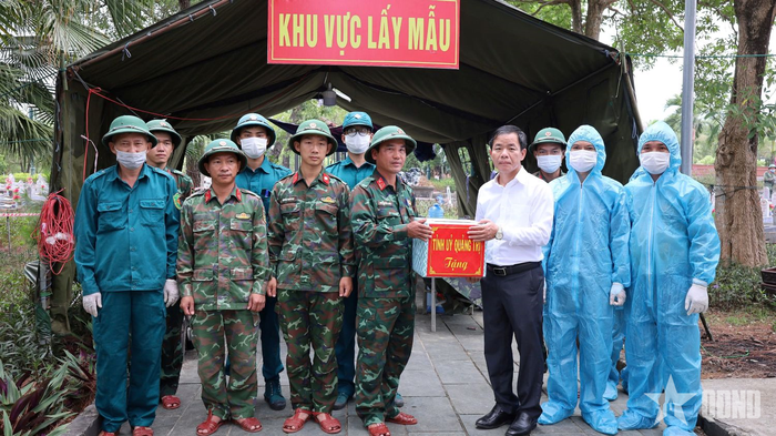 Đồng chí Nguyễn Văn Phương trao quà tặng các lực lượng thực hiện nhiệm vụ tại Nghĩa trang Liệt sĩ quốc gia Đường 9.