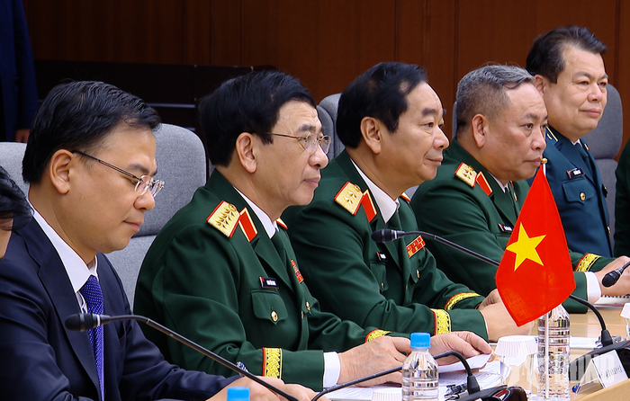 Đại tướng Phan Văn Giang và đoàn đại biểu cấp cao Bộ Quốc phòng Việt Nam tại hội đàm. 