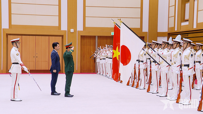  Bộ trưởng Bộ Quốc phòng Nhật Bản Koizumi Shinjiro chủ trì lễ đón chính thức Đại tướng Phan Văn Giang. 
