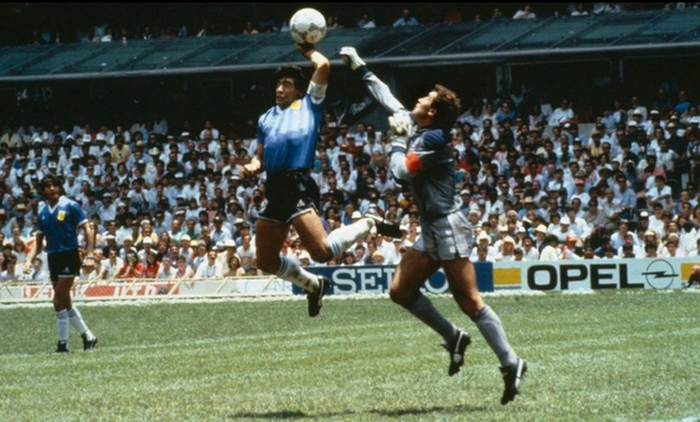  Huyền thoại bóng đá Argentina Diego Maradona thừa nhận mình đã dùng tay để ghi bàn vào lưới đội tuyển Anh trong trận tứ kết World Cup 1986. Ảnh: Getty 