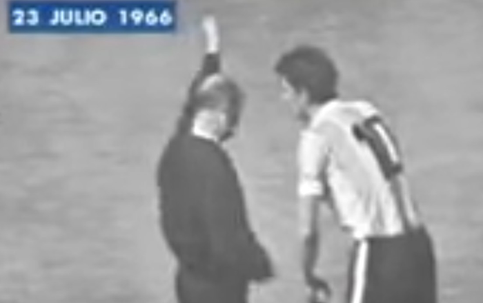 Antonio Rattin bị truất quyền thi đấu trong trận đội tuyển Argentina gặp đội tuyển Anh tại World Cup 1966. Ảnh: YOUTUBE/CANAL+