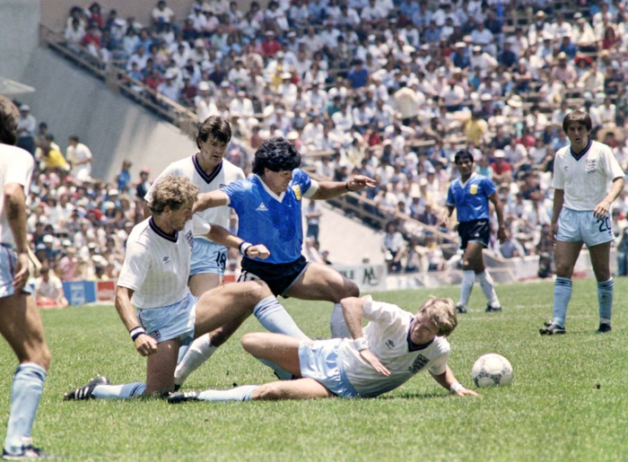 Maradona rê bóng vượt qua 5 hậu vệ và ghi bàn vào lưới tuyển Anh trong trận tứ kết World Cup 1986. Ảnh: Le Point 
