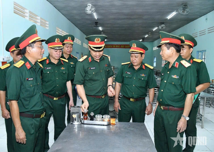  Ban giám khảo hội thi kiểm tra nhà ăn của Trung đoàn 1. 