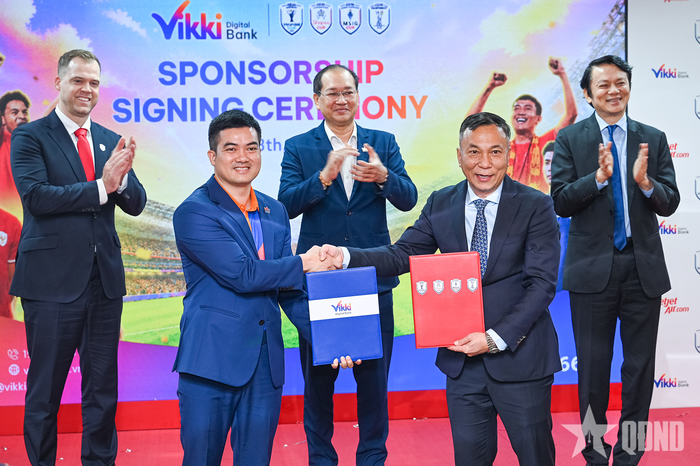  Trao văn bản ký kết giữa AFF với các đối tác. 