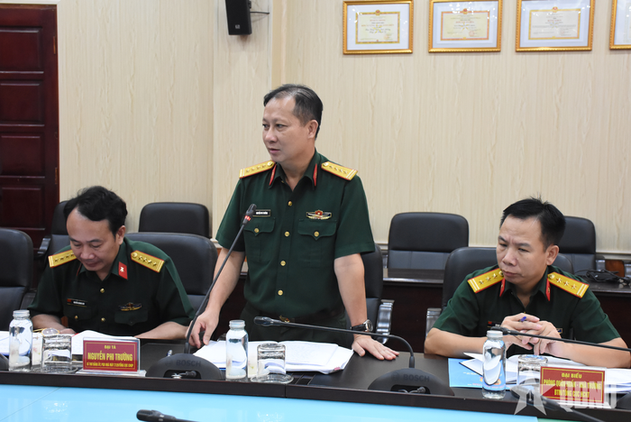  Đại tá Nguyễn Phi Trường, Bí thư Đảng ủy, Phó giám đốc Nhà máy Z129 phát biểu tại hội nghị.