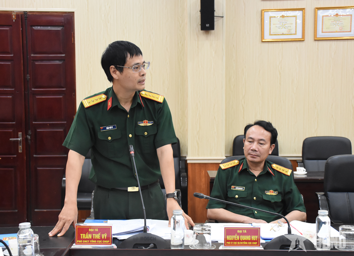  Đại tá Trần Thế Vỹ, Phó chủ nhiệm Chính trị Tổng cục Công nghiệp quốc phòng phát biểu tại hội nghị.