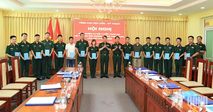  Thủ trưởng Tổng cục HC-KT tặng quà, động viên Đội tuyển tham gia Hội thi Thợ giỏi ngành Cơ khí toàn quân lần thứ VI năm 2026. 