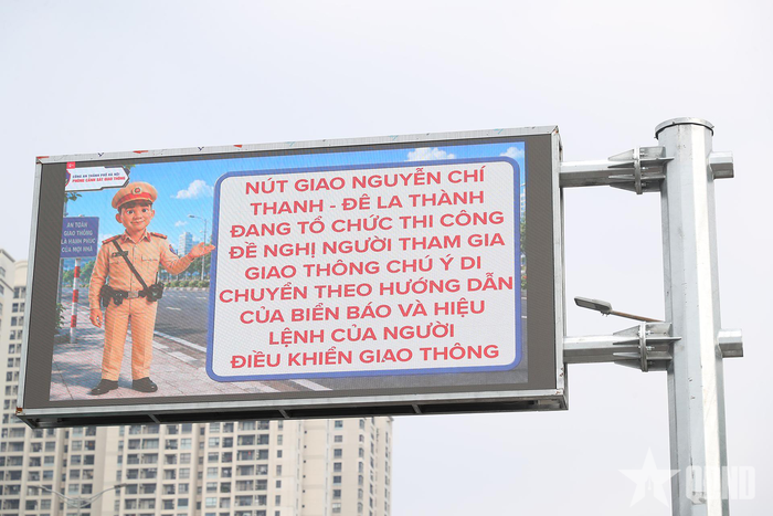  Theo Phòng CSGT Công an TP Hà Nội, toàn bộ hệ thống màn hình LED được kết nối trực tiếp với Trung tâm điều khiển giao thông Hà Nội. Thông tin về tình hình giao thông trên các tuyến đường sẽ được cập nhật liên tục theo thời gian thực, giúp người tham gia giao thông dễ dàng theo dõi và chủ động lựa chọn hướng di chuyển. Trong các khung giờ cao điểm, màn hình sẽ hiển thị tình trạng giao thông tại nút giao phía trước, đồng thời đưa ra hướng dẫn phân luồng hoặc gợi ý lộ trình thay thế để người dân chủ động lựa chọn hướng đi phù hợp, hạn chế ùn tắc. 