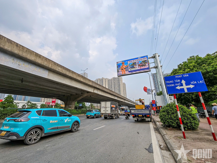 Mỗi màn hình LED có kích thước khoảng 4x2m, được lắp đặt trên giá long môn với chiều cao phù hợp, bảo đảm người điều khiển phương tiện có thể quan sát rõ từ khoảng cách xa nhưng không ảnh hưởng đến tầm nhìn khi lưu thông.