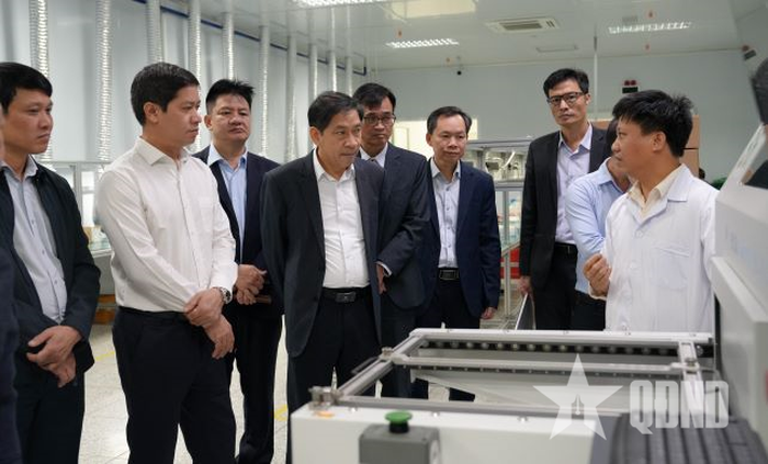 Đoàn công tác Ban Cơ yếu Chính phủ tham quan quy trình sản xuất tại Trung tâm Lắp ráp-Sửa chữa của M2.