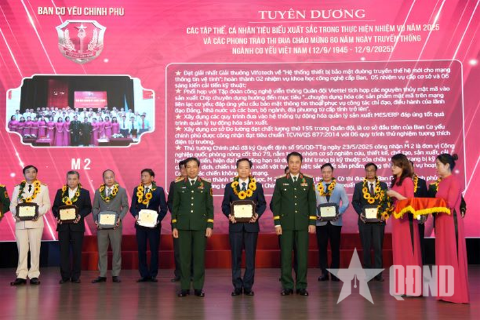 Đại diện nhóm nghiên cứu của M2 nhận Giải nhất Giải thưởng Sáng tạo khoa học và công nghệ Việt Nam (VIFOTEC) năm 2024.