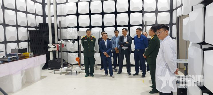 Đoàn công tác Bộ Khoa học và Công nghệ và Ban Cơ yếu Chính phủ kiểm tra Phòng Đo kiểm bức xạ điện từ trường của M2.