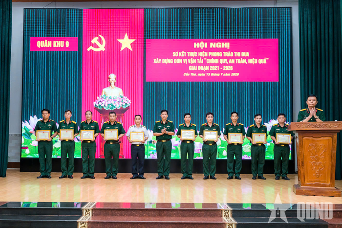 Ban chủ nhiệm Cục Hậu cần - Kỹ thuật (Quân khu 9) trao giấy khen tặng các cá nhân, tập thể đạt thành tích cao.