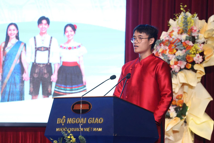 Em Mai Hải Khôi, đến từ Warsaw, Ba Lan, phát biểu tại chương trình. Ảnh: THÀNH LONG
