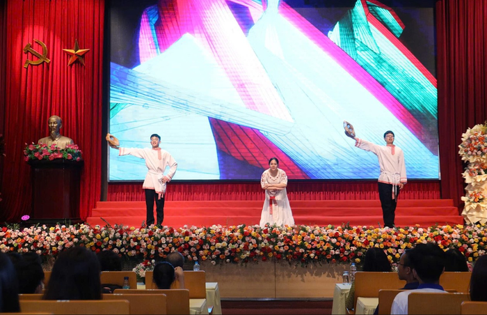  Một số tiết mục văn nghệ do các đại biểu tham dự Trại hè biểu diễn. Ảnh: THÀNH LONG
