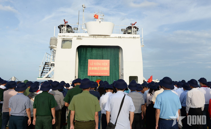 Quang cảnh Lễ tưởng niệm các anh hùng liệt sĩ Tàu không số C43B tại vùng biển Quy Thiện.